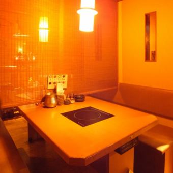 The interior of the restaurant is clean and bright. There are partitions so you can relax in a private atmosphere. *The photo is of a sister store.