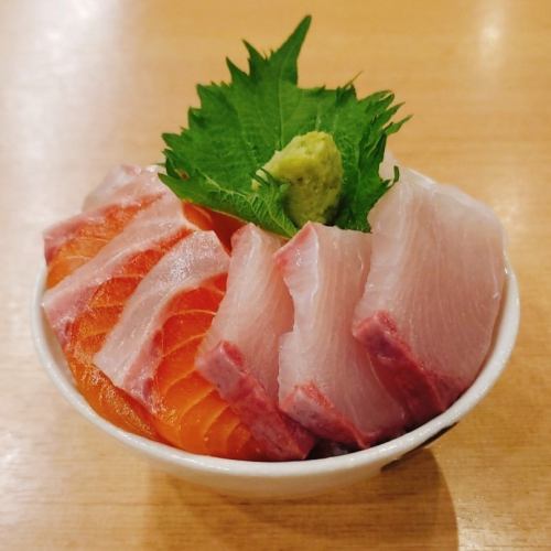 您还可以享用用新鲜海鲜制成的菜肴，如生鱼片和海鲜盖饭。