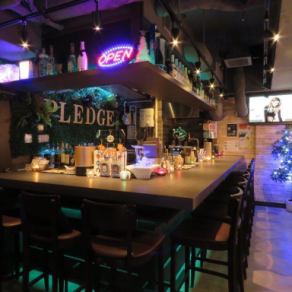 1人飲みにピッタリのカウンター席。スタッフと楽しく話しながらお酒が楽しめます。