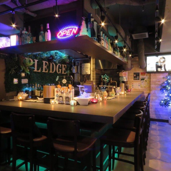 すすきの駅から徒歩6分、ニュー桂和ビルの3階に『BAR PLEDGE』はございます。翌6時まで営業しておりますので、朝までゆったりお酒が楽しめます♪