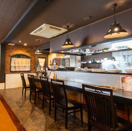 There are 5 seats at the counter.The seating area is wide, so you can sit comfortably.The kitchen is right in front of you, so you can feel the burning fragrant smell of the meat and the lively atmosphere of the staff etc. 楽 し み Enjoy fresh and delicious grilled meat with liquor.