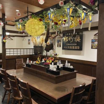 We are holding a moon-viewing festival! Enjoy moon-viewing sake at a table overlooking the full moon ★ Reservations are also accepted ♪... The large table with a real hearth is also recommended for solo diners.The restaurant has a nostalgic atmosphere with its old wooden signboard and tasteful furnishings.