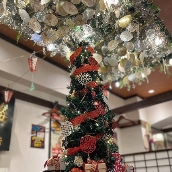 【お一人様でも大歓迎!】12月は【蕎麦屋のクリスマス】を開催中!お席のご予約も承ります!このお席は本物の囲炉裏を配した大テーブルはお一人様にもおすすめです。古い木の看板や情緒あふれる調度品などどこか懐かしい雰囲気のお席となっております。