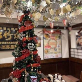 12月は【蕎麦屋のクリスマス】ツリーを囲む特別な席をご用意★ご予約も承ります♪・・・本物の囲炉裏を配した大テーブルはお一人様にもおすすめです。古い木の看板や情緒あふれる調度品などどこか懐かしい雰囲気のお席です。