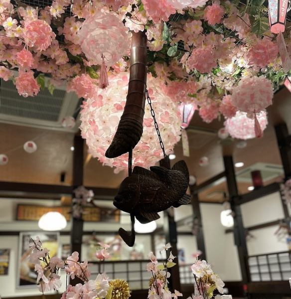 【お一人様でも大歓迎！】春の桜まつりを開催中！お席のご予約も承ります！このお席は本物の囲炉裏を配した大テーブルはお一人様にもおすすめです。古い木の看板や情緒あふれる調度品などどこか懐かしい雰囲気のお席となっております。　