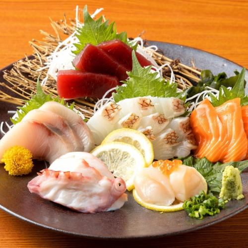 Assortment of 5 kinds of seasonal sashimi