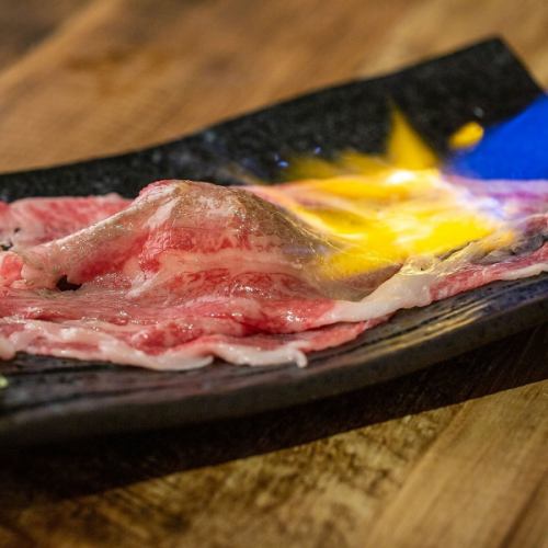 [Large Meat Sushi] This is a luxurious meat sushi that is seared to allow the fat to melt just right.It's cut into large pieces so it's very satisfying to eat.