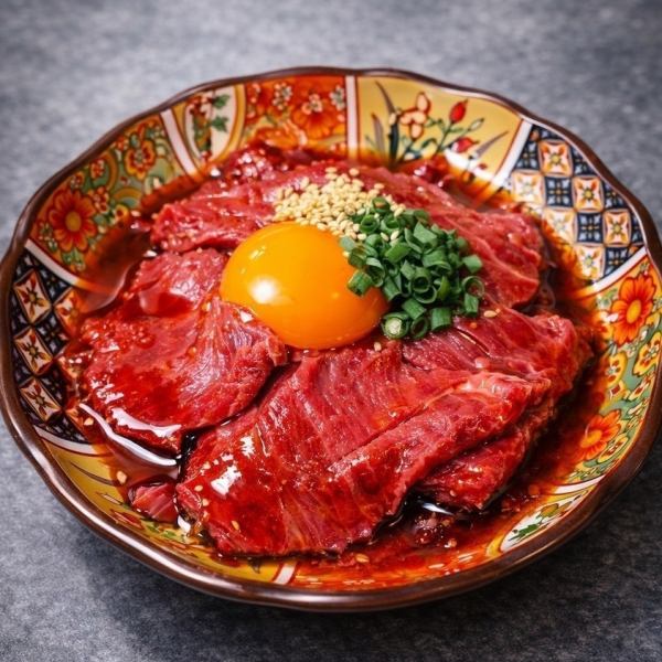 『牛ハラミユッケ』など、お肉料理もおすすめです。鉄板焼き、炙り、刺しなど様々な調理法で提供致します。