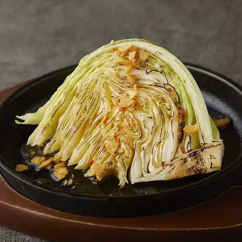 焼きキャベツのシーザーステーキ