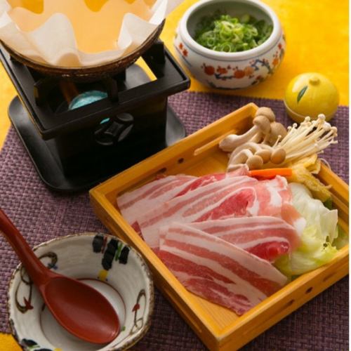 Shabu-shabu lunch in a paper pot using six black and white pork from Kagoshima Prefecture