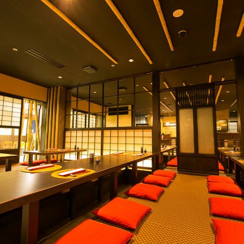 You can enjoy your meal while looking at the garden in a calm Japanese atmosphere.