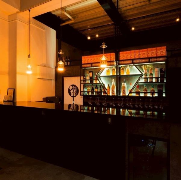 デートやパーティに最適なシーシャのお店がここにあります。心地よいソファ席に座りながら、リラックスした雰囲気の中でシーシャを楽しむことができます◎経験豊富なスタッフがあなたのシーシャ体験をサポートしてくれるので、初心者でも安心◎