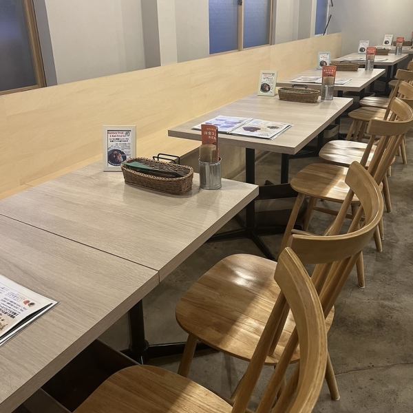 [Table seats] Table seats that can be used by two people or more can be connected and used by groups ♪ Suitable for various occasions, such as celebrating birthdays and anniversaries, family lunches and dinners, and drinking parties. Please let us know if you want to reserve the whole place for 20 to 26 people♪