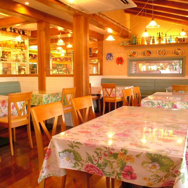 The cute and bright interior ♪ Even when you want to eat while chatting with other girls ◎