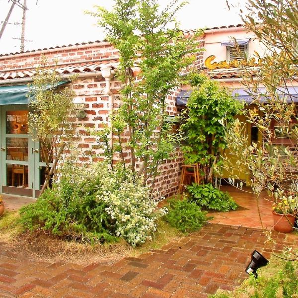 A cute brick house.It is a very popular shop even on weekdays ♪