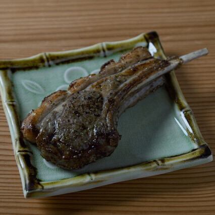 ラムチョップの炭焼き (1本)
