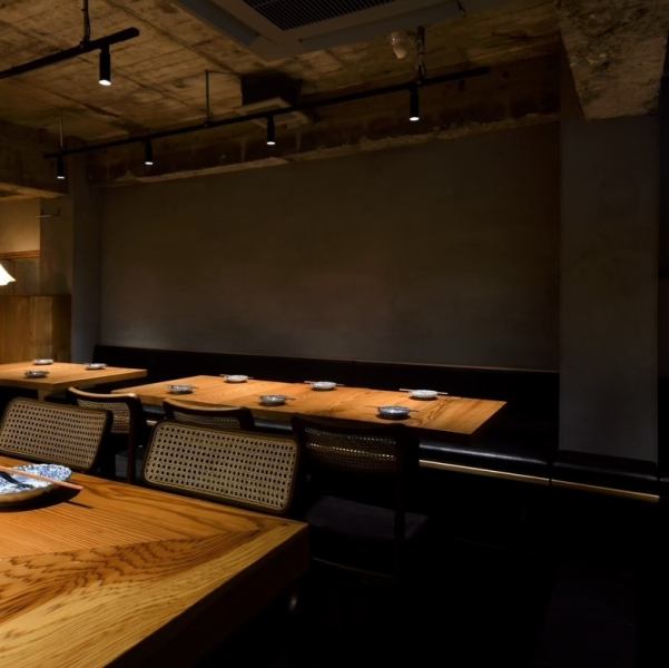 テーブル席は、温かみのある木のテーブルと落ち着いたインテリアが特徴の空間です。ゆったりとしたソファ席で、友人や家族とリラックスしながら食事を楽しめます。柔らかな照明が心地よい雰囲気を演出し、会話も弾むことでしょう。プライベート感を大切にした配置で、特別なひとときを心ゆくまでお楽しみいただけます。
