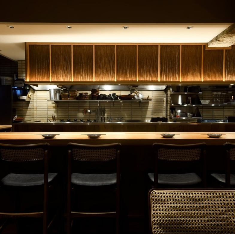 カウンター席で北海道気分を味わいながらデートもおすすめ♪