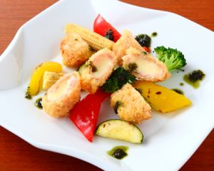 融化的炸火腿和馬蘇里拉奶酪