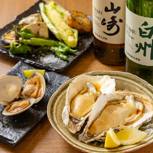 品嚐美味佳餚,佐以與海鮮相得益彰的當地清酒。