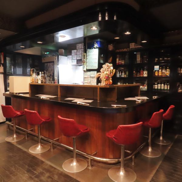 店内はこじんまりとしていて、アットホームな雰囲気が当店の魅力♪テーブル席に加えてカウンター席もご用意しています。お一人様からご家族連れでのご来店まで大歓迎です！お客様のニーズに合わせてお気軽にご利用いただけます。