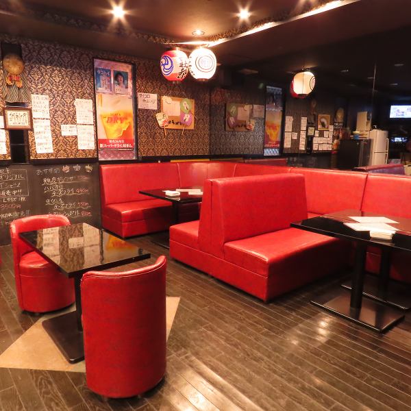 宴会や貸切でのご利用も大歓迎です！貸切にすればご友人や同僚の皆さまと、周囲を気にせずワイワイと盛り上がっていただけます。テーブル席にはソファ席もご用意していますので、ゆったりとお食事を楽しみたい時にはぜひご活用ください♪