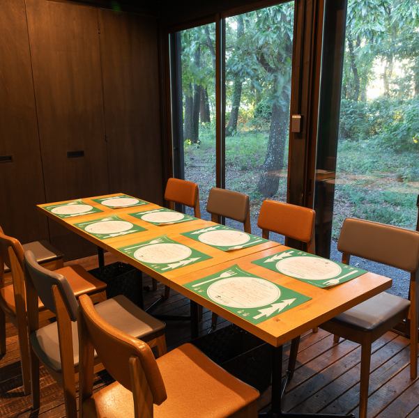 市場の森の個室は4室あります。それぞれ、2～6名用、4～8名用、4～8名用、6～10名用で、コネクト使用も可能です。大人気ですので、お問合せ・ご予約はお早めに！