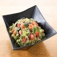 用川越菠菜制作的绿色库斯库斯沙拉。