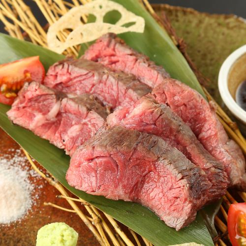 [Popular straw-grilled menu] Kuroge Wagyu Awa beef thigh meat grilled over straw.The special steak grilled over straw is a delicacy only available at Waraya 88.