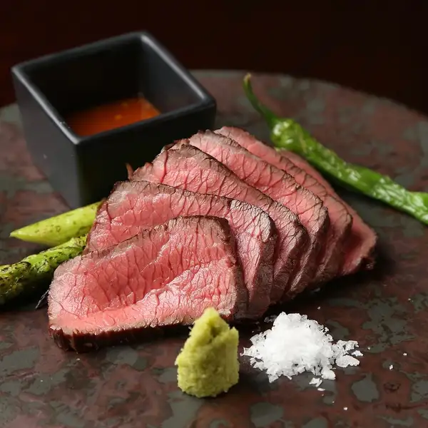 《肉料理人気No.1》阿波牛もも肉藁焼き。藁焼きならではの芳醇な香りが肉の旨味を引き立てる当店自慢の逸品