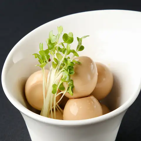 Straw-grilled quail eggs