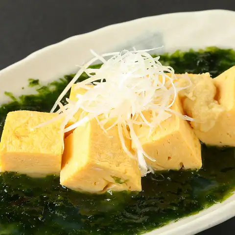 Rolled omelet soaked in dashi broth made from sea lettuce and dried bonito flakes.