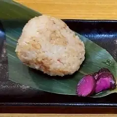 用乾鰹魚片製成的飯糰