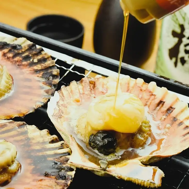 大槻養殖的長太郎蛤蜊（用日式高湯醬油烤製/用蒜蓉黃油烤製）
