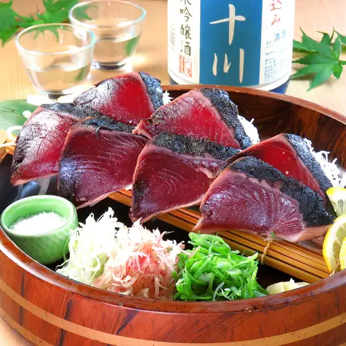 Bonito grilled over straw