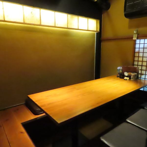 The table seats with indirect lighting full of Japanese atmosphere warmly illuminate the food and sake.Please use it in various situations with friends, partners, and colleagues in a private space that feels like you are at home.It is also recommended for entertainment.