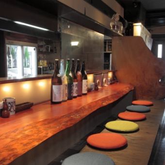 A horigotatsu-style counter seat where you can relax.Please use it not only for one person, but also for a couple's date, a drinking party with friends.