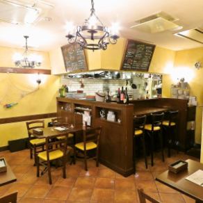 The counter seats in the center of the store feature an impressive wine glass holder.The open kitchen has a great atmosphere with the food being prepared right in front of you, so it's perfect for couples♪◇Omiya/Omiya Station/Izakaya/Italian/Dining bar/Banquet/All-you-can-drink/Oysters◇