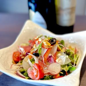 Chef's carefully selected! Colorful seasonal salad