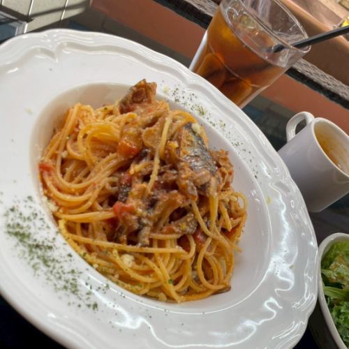 月替わりパスタランチセット～秋刀魚と舞茸トマトソース
