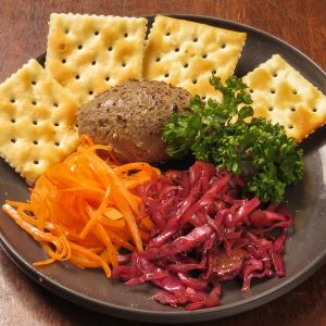 鶏レバーのパテ～キャロットラペと紫キャベツのザワークラフト添え