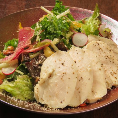 鶏むね肉と山盛りグリーンサラダ～ジンジャートマトドレッシング