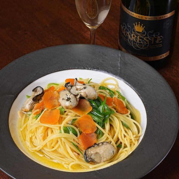 菜品种类繁多，从开胃小菜到肉类菜肴和意大利面应有尽有。