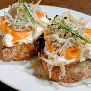 スモークサーモンっとしらすのクロスティーニ