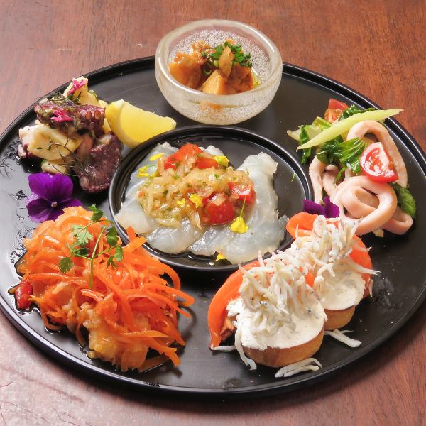 ● 魚介のオードブルから肉料理やパスタまで揃う贅沢な品揃えを心ゆくまで堪能