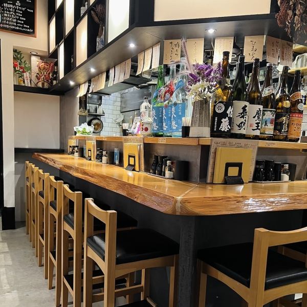 お店の入り口にはポッと灯る提灯が一つ。その右側が店内への入り口になっております♪カウンターのお席では目の前で調理が見られて楽しめます♪こだわりの串カツをどうぞ！