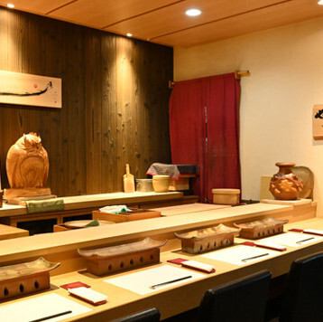 落ち着いた空間は接待や会食にも最適。極上の鮨をご堪能下さい。
