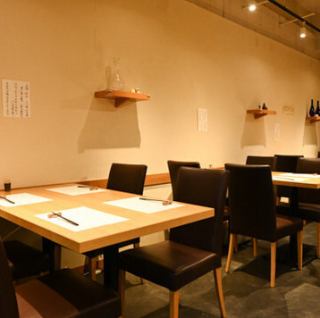 接待やお祝いなど大切な方とのお食事に最適な空間です。落ち着いた雰囲気の中で、ゆったりとお食事を楽しむことができるため、初めての方や鮨屋のカウンターに苦手意識のある方にもぴったりです。お好みや目的に合わせて、お好きな席をお選びいただけるのも魅力の一つです。素敵な時間をお楽しみください。