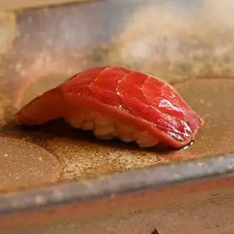 【晚餐】日向 ◆ 轻食寿司套餐（10 件寿司、一份卷寿司、一份汤和一份煎蛋卷）