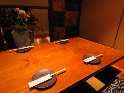 Fully equipped with private seating for banquets for up to 36 people.The ``Japanese'' design and lighting create a calm space.For entertaining important people such as entertaining guests.